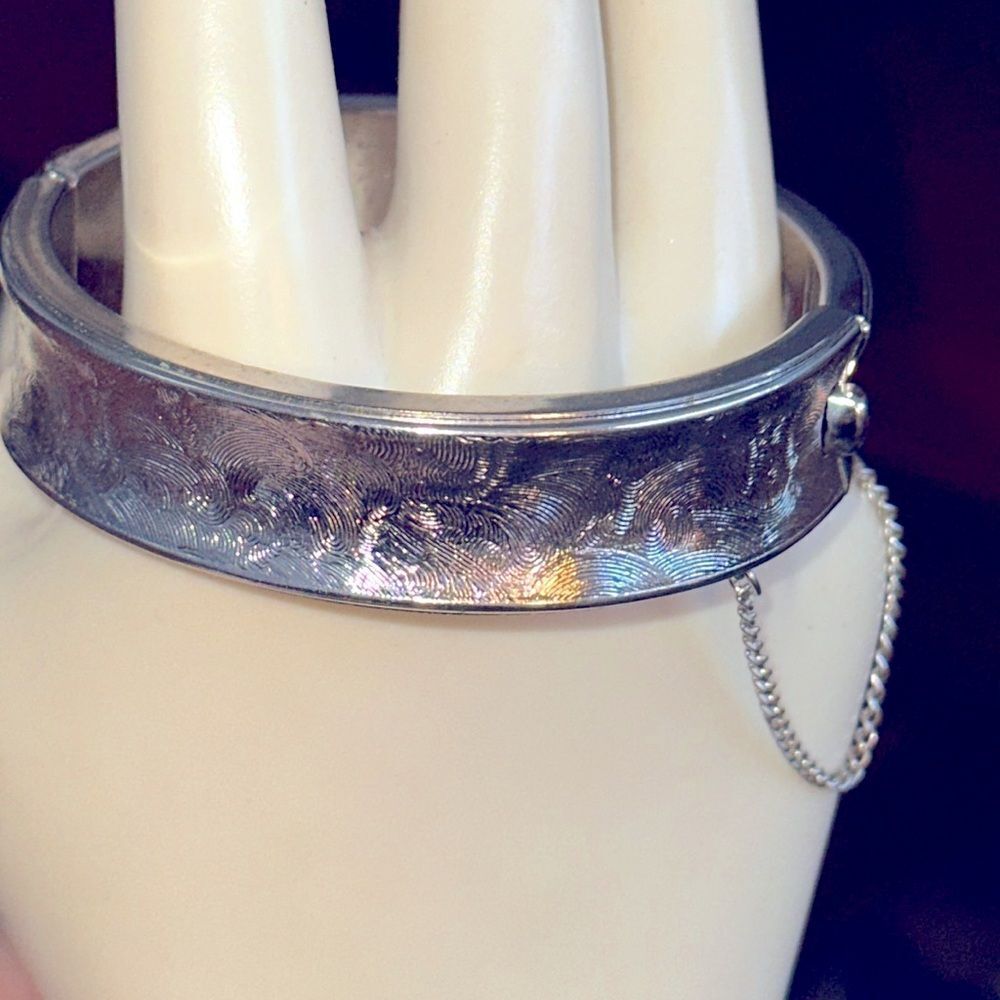 Vintage Sarah Coventry textured‎ silver tone hinged bangle bracelet